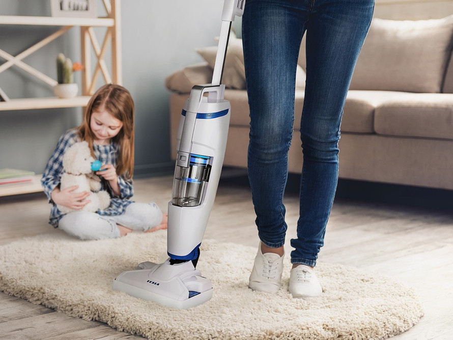 Predstavenie tyčového vysávača a parného mopu Tesla PowerStar GT400