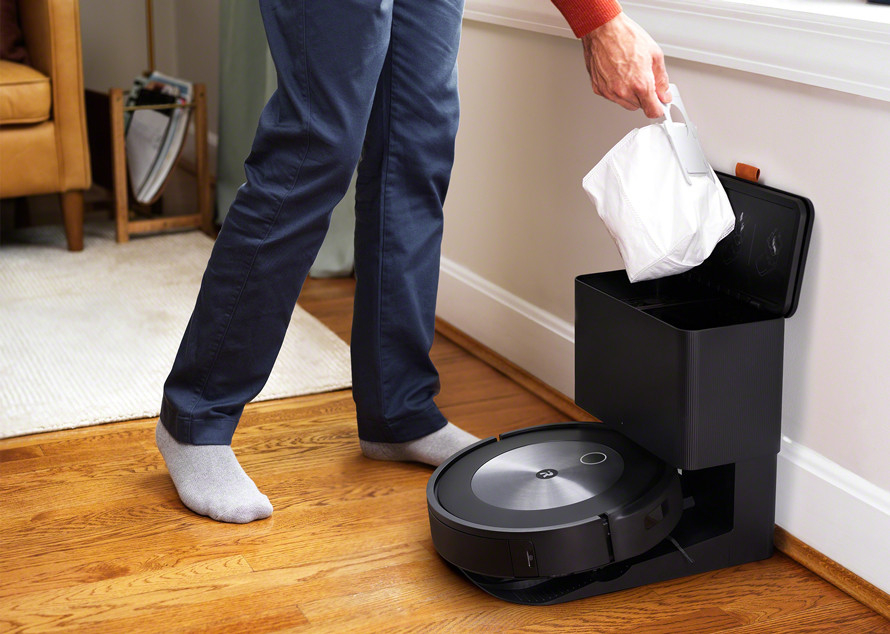 Automatické vyprázdňovanie zbernej nádoby na stanici Clean Base