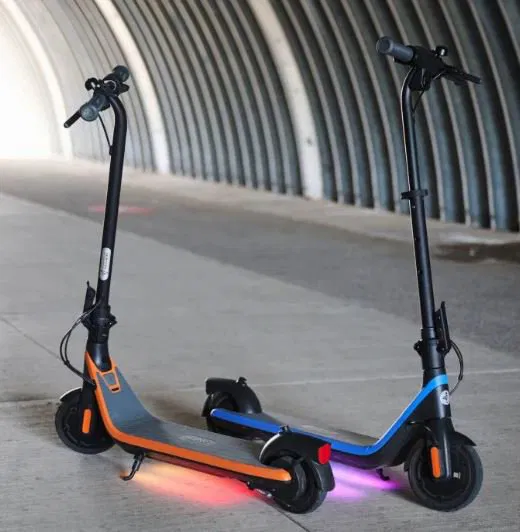 Kolobežka Ninebot eKickScooter C2 Pro E svieti počas jazdy