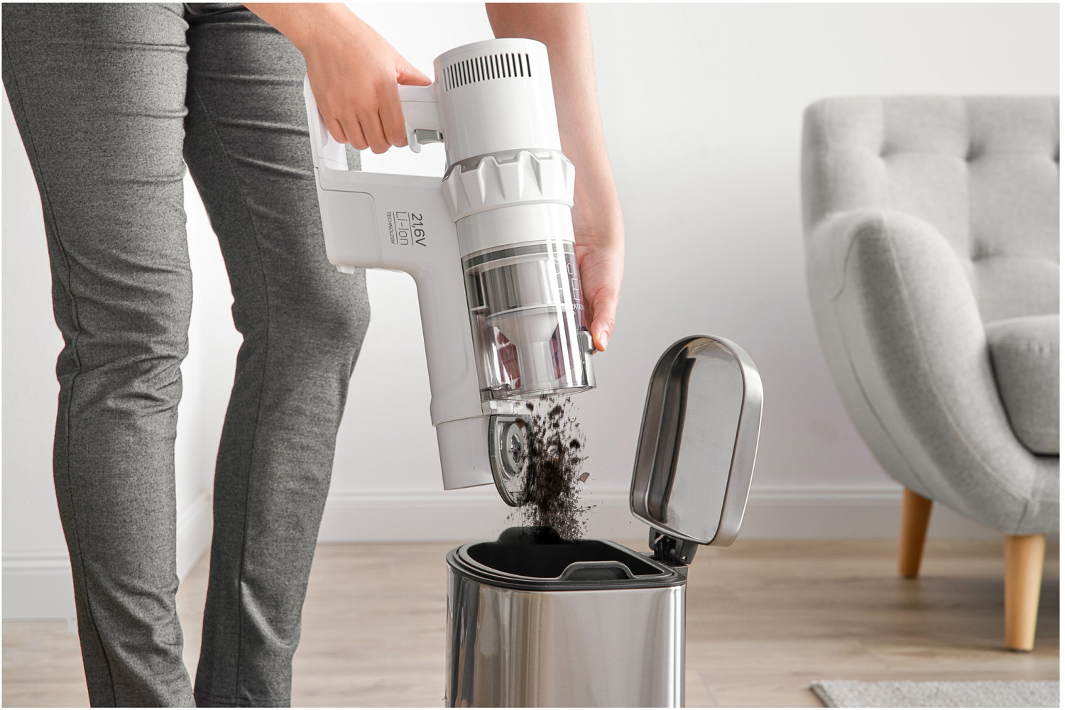 Ľahko vyberateľná nádoba na prach s filtrom HEPA