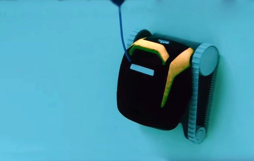 Čistí dno a steny bazéna