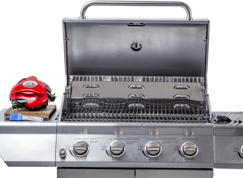 Grillbot odstraňuje nečistoty z grilu